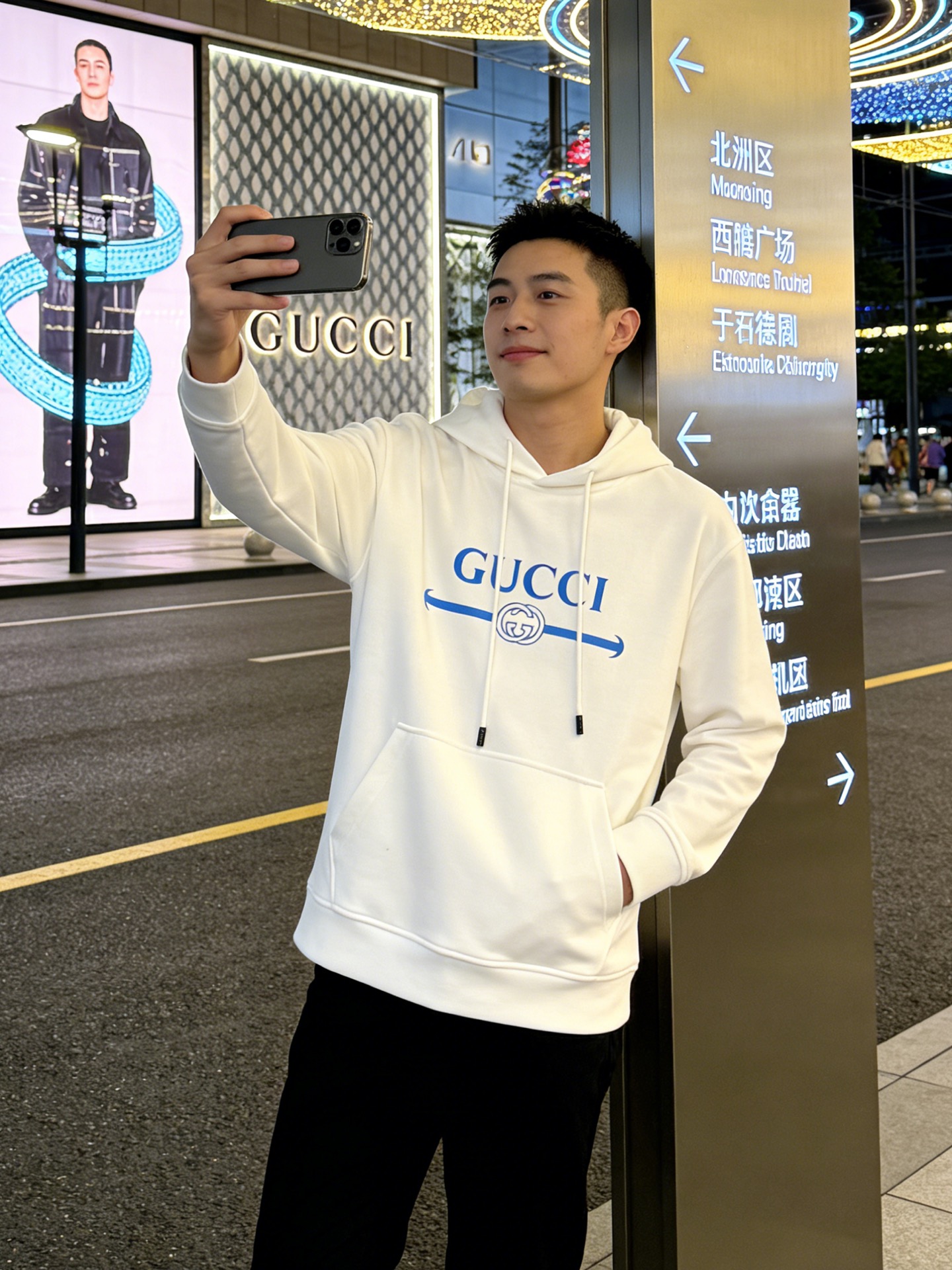 GUCCI古奇新款胸口蓝色徽标logo装饰连帽卫衣，简约时尚的设计，宽松休闲的版型，甄选天丝面料让潮流男