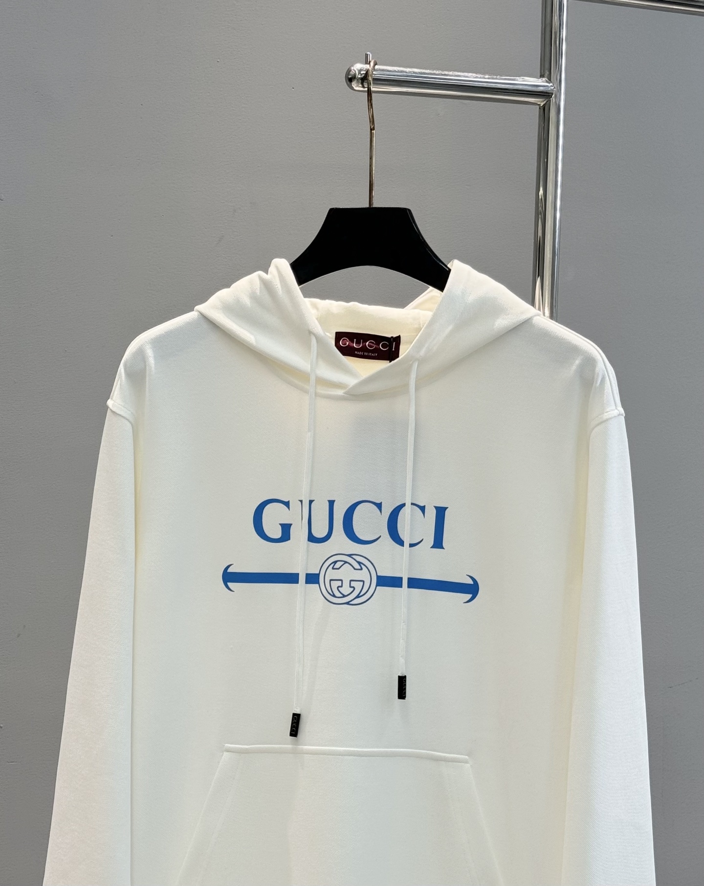 GUCCI古奇新款胸口蓝色徽标logo装饰连帽卫衣，简约时尚的设计，宽松休闲的版型，甄选天丝面料让潮流男