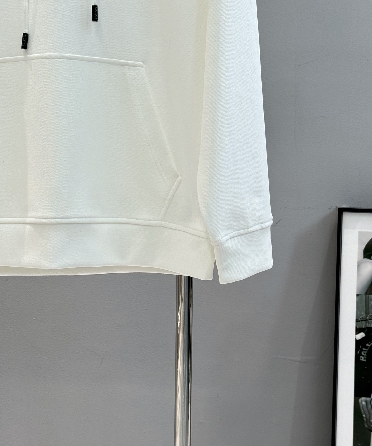 GUCCI古奇新款胸口蓝色徽标logo装饰连帽卫衣，简约时尚的设计，宽松休闲的版型，甄选天丝面料让潮流男