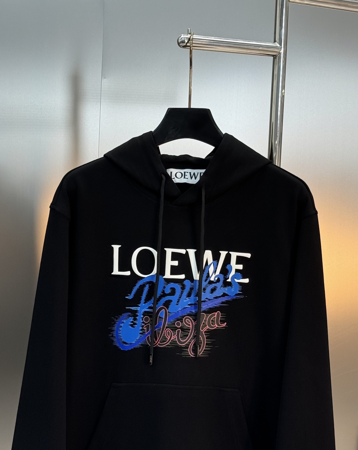 LOEWE字母印花连帽卫衣.男女同款！罗意威新款连帽卫衣，采用天丝面料.柔软棉质面料，穿着超舒适!正面“