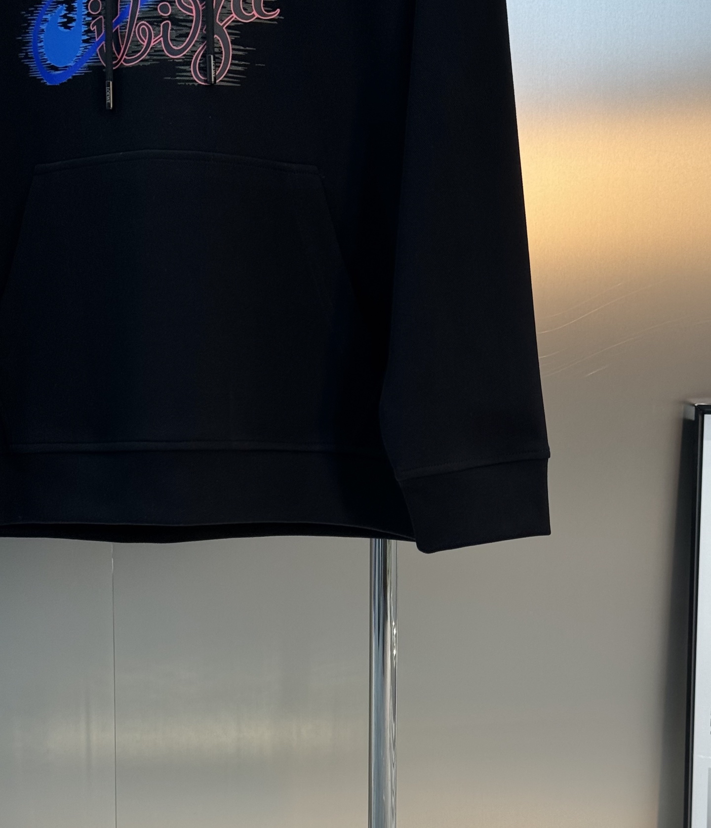 LOEWE字母印花连帽卫衣.男女同款！罗意威新款连帽卫衣，采用天丝面料.柔软棉质面料，穿着超舒适!正面“