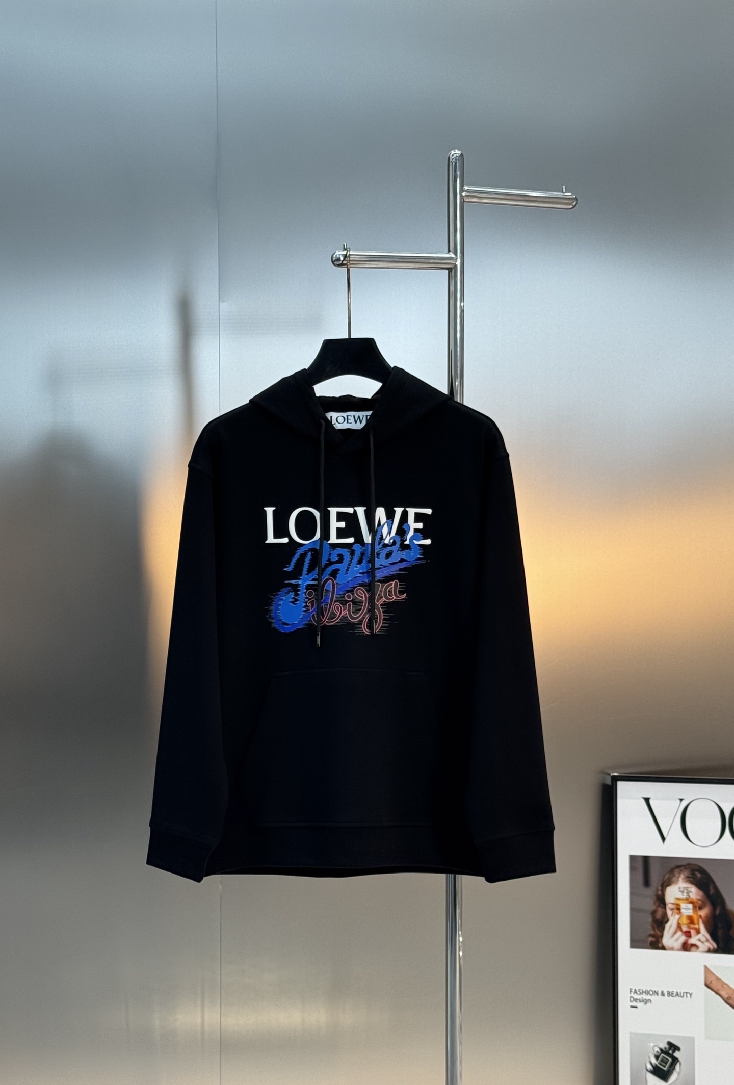 LOEWE字母印花连帽卫衣.男女同款！罗意威新款连帽卫衣，采用天丝面料.柔软棉质面料，穿着超舒适!正面“