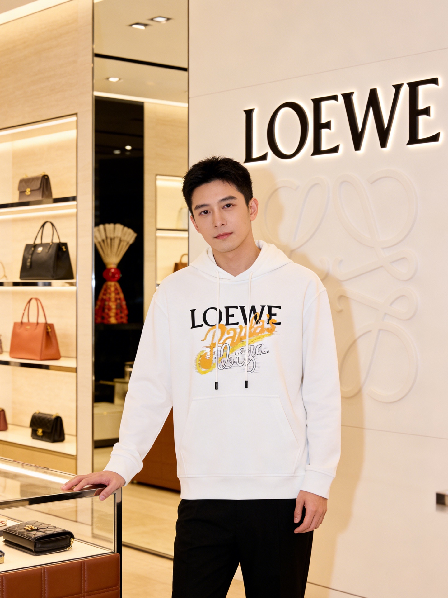 LOEWE字母印花连帽卫衣.男女同款！罗意威新款连帽卫衣，采用天丝面料.柔软棉质面料，穿着超舒适!正面“