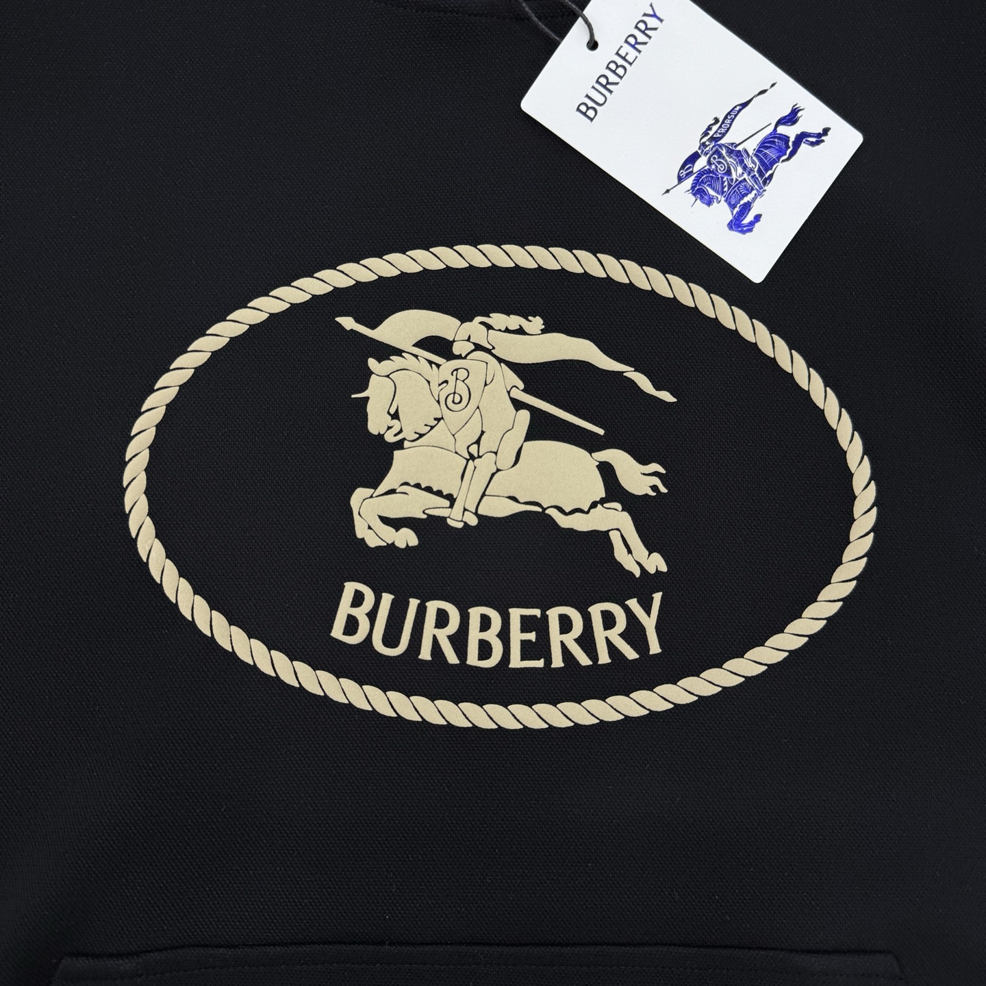 Burberry巴宝莉新品长袖T恤.男女同款！经典战马🐎胸前撞色层战马烫画采用立体发泡工艺🧼帅气时尚，简