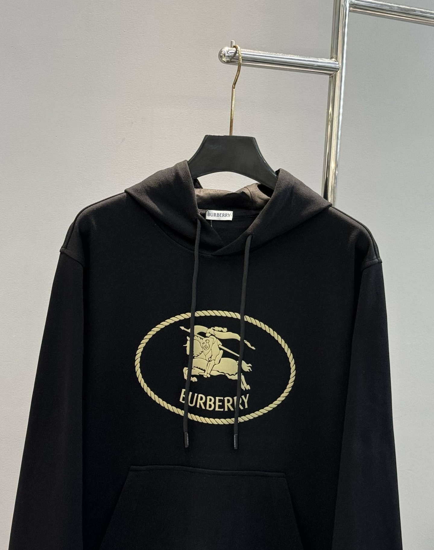 Burberry巴宝莉新品长袖T恤.男女同款！经典战马🐎胸前撞色层战马烫画采用立体发泡工艺🧼帅气时尚，简