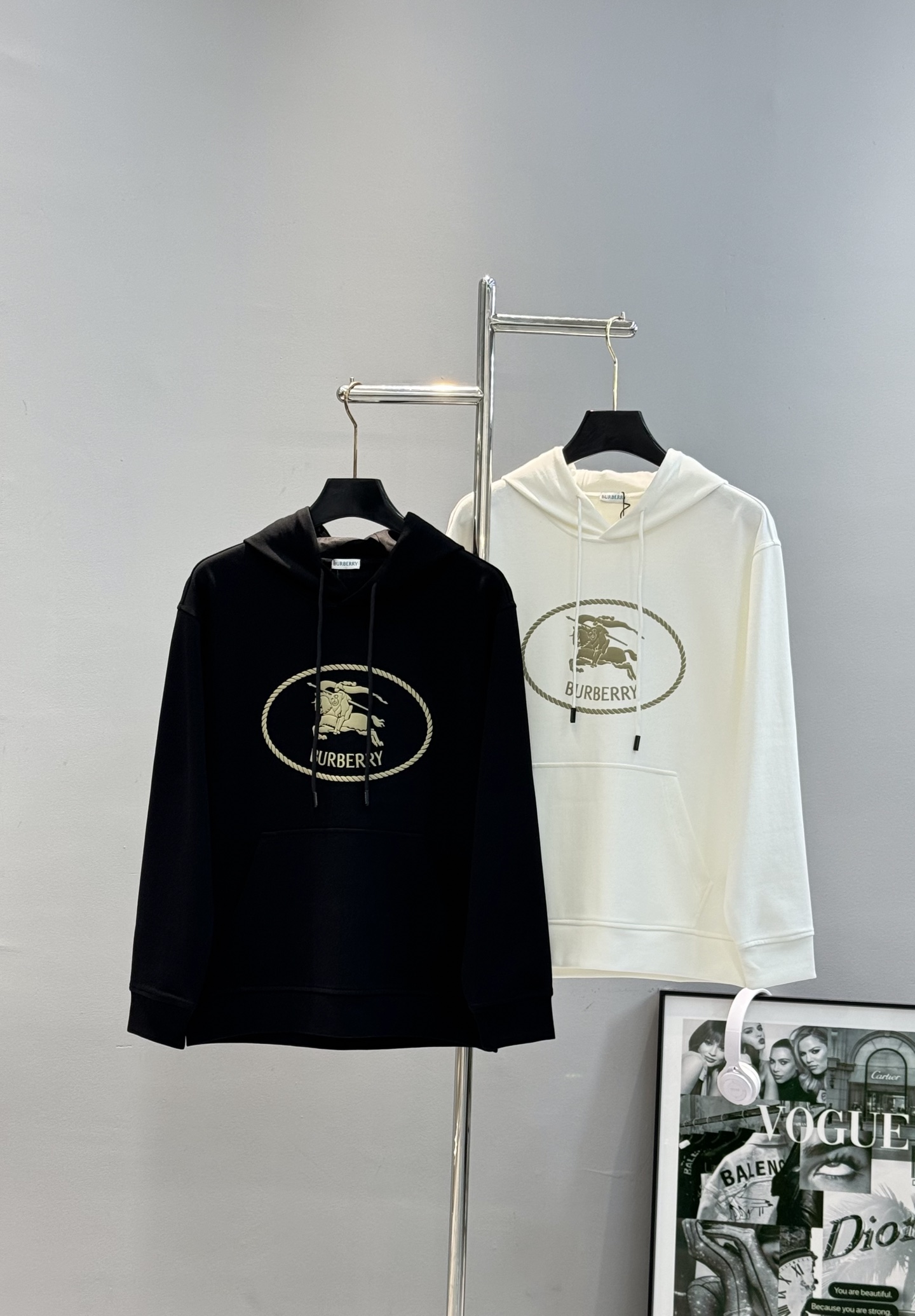 Burberry巴宝莉新品长袖T恤.男女同款！经典战马🐎胸前撞色层战马烫画采用立体发泡工艺🧼帅气时尚，简