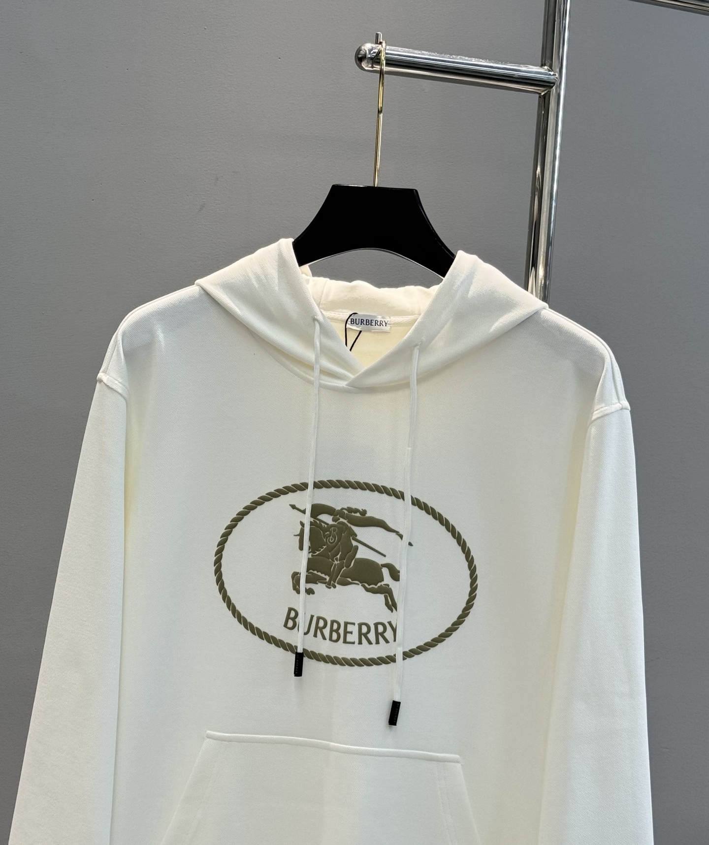 Burberry巴宝莉新品长袖T恤.男女同款！经典战马🐎胸前撞色层战马烫画采用立体发泡工艺🧼帅气时尚，简