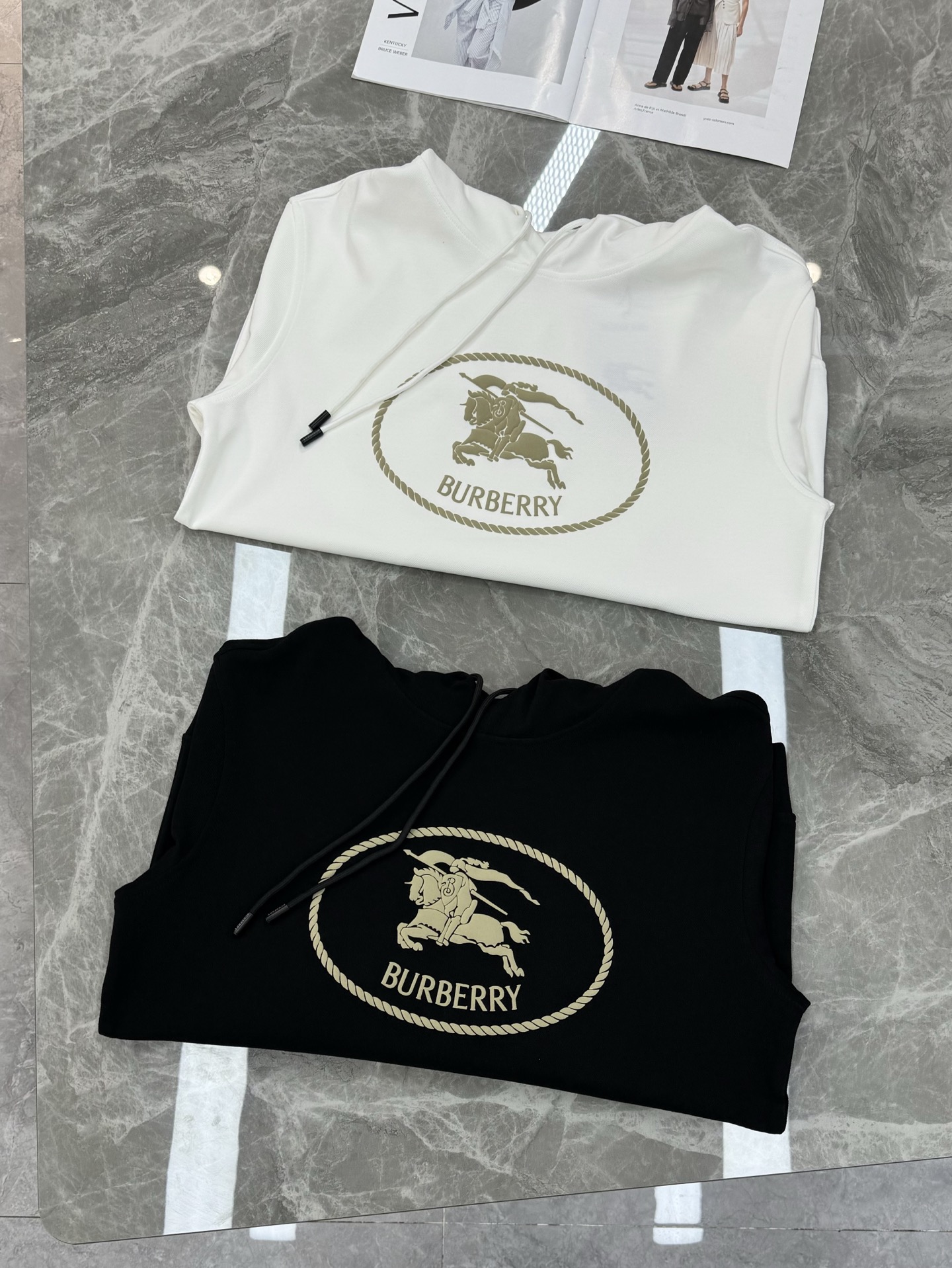 Burberry巴宝莉新品长袖T恤.男女同款！经典战马🐎胸前撞色层战马烫画采用立体发泡工艺🧼帅气时尚，简