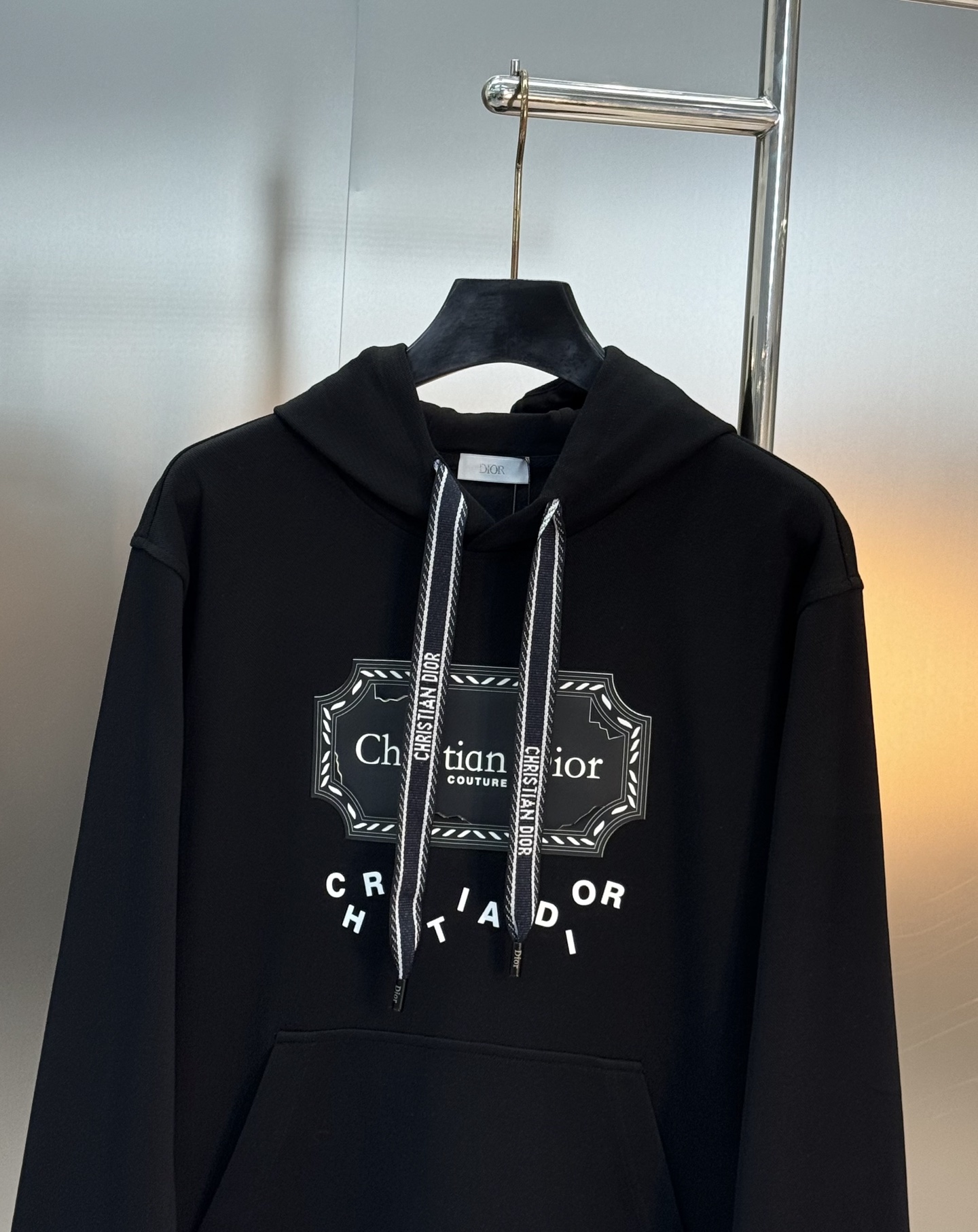 Christian Dior新品天丝连帽卫衣.男女同款！这款Dior连帽卫衣采用柔软天丝棉质面料，舒适又
