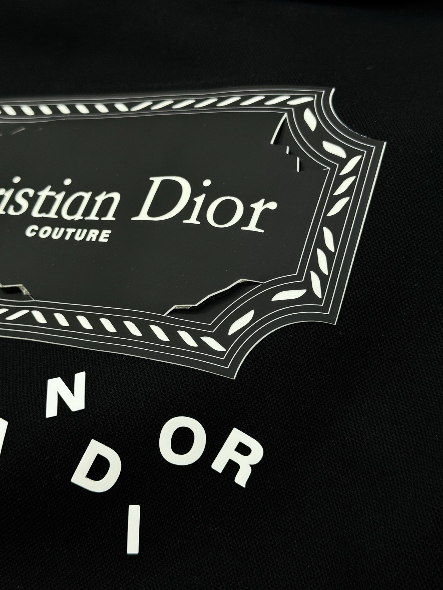 Christian Dior新品天丝连帽卫衣.男女同款！这款Dior连帽卫衣采用柔软天丝棉质面料，舒适又