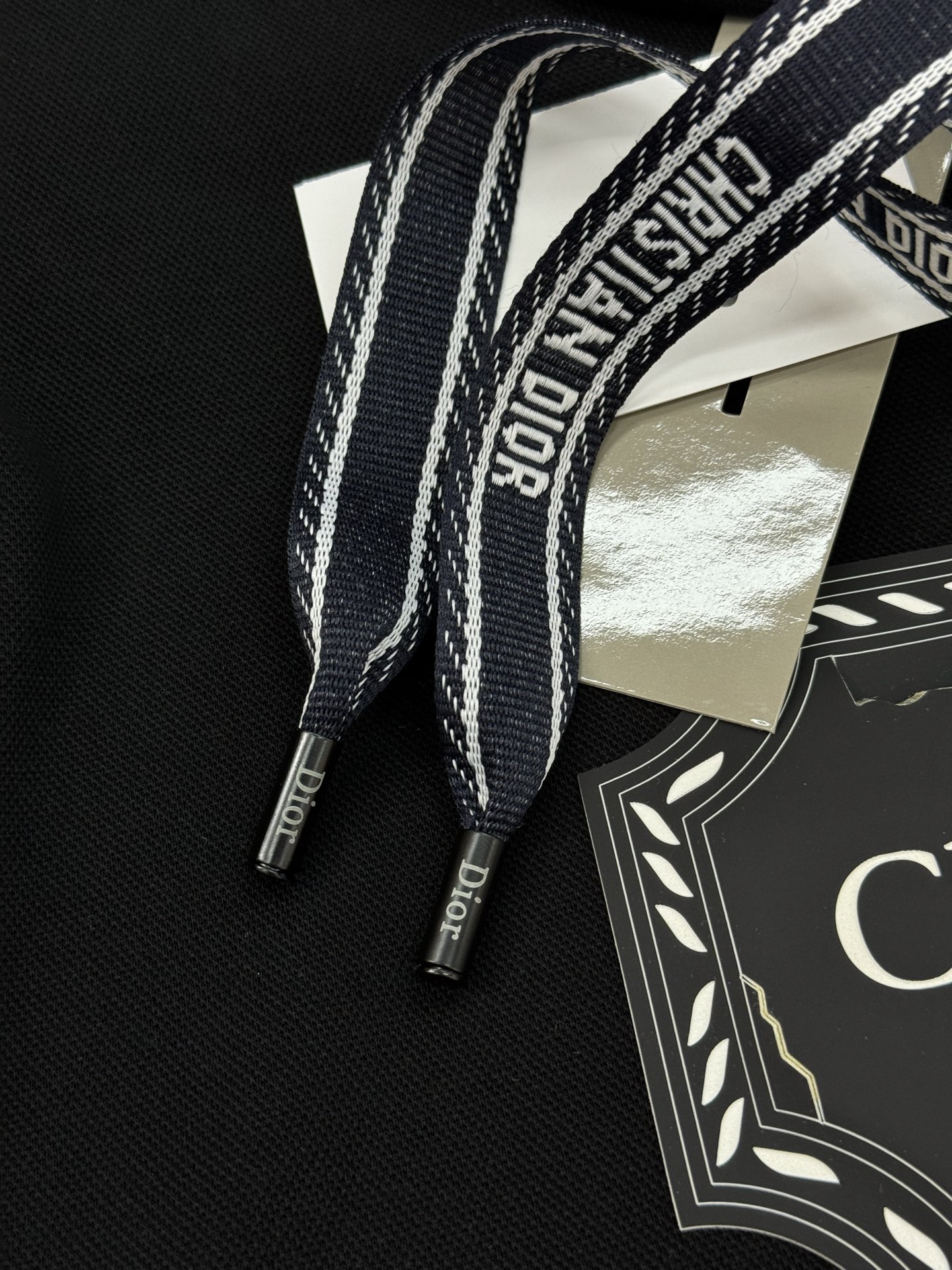 Christian Dior新品天丝连帽卫衣.男女同款！这款Dior连帽卫衣采用柔软天丝棉质面料，舒适又