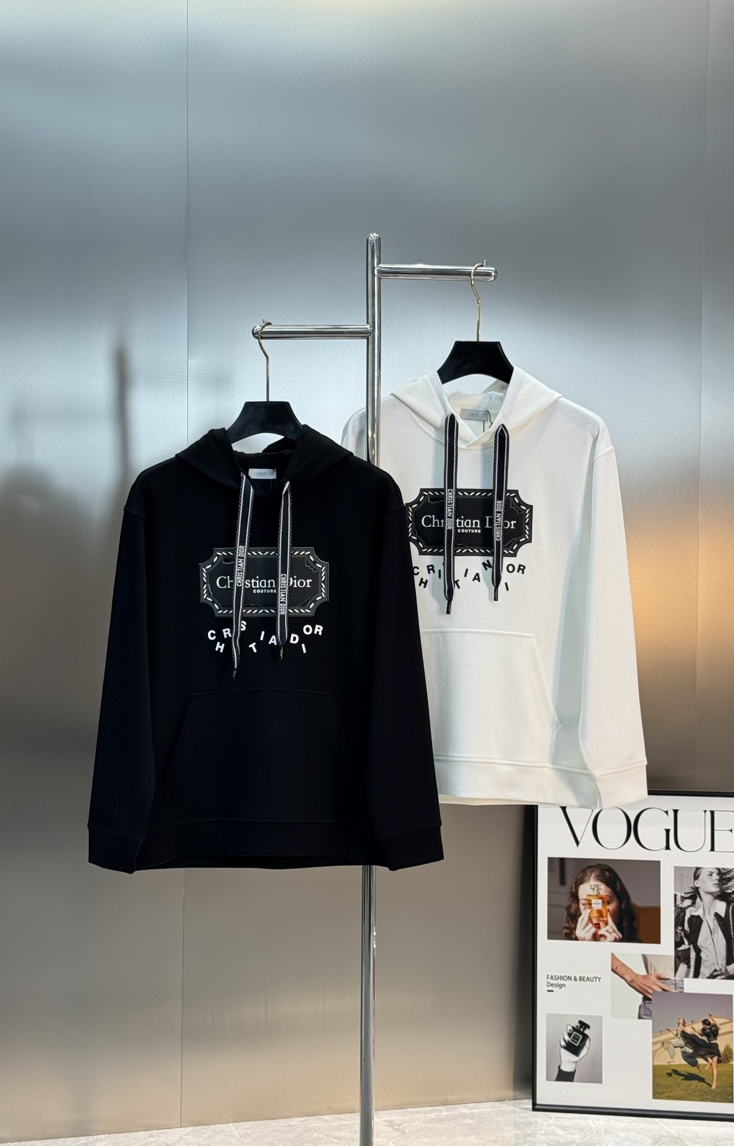 Christian Dior新品天丝连帽卫衣.男女同款！这款Dior连帽卫衣采用柔软天丝棉质面料，舒适又