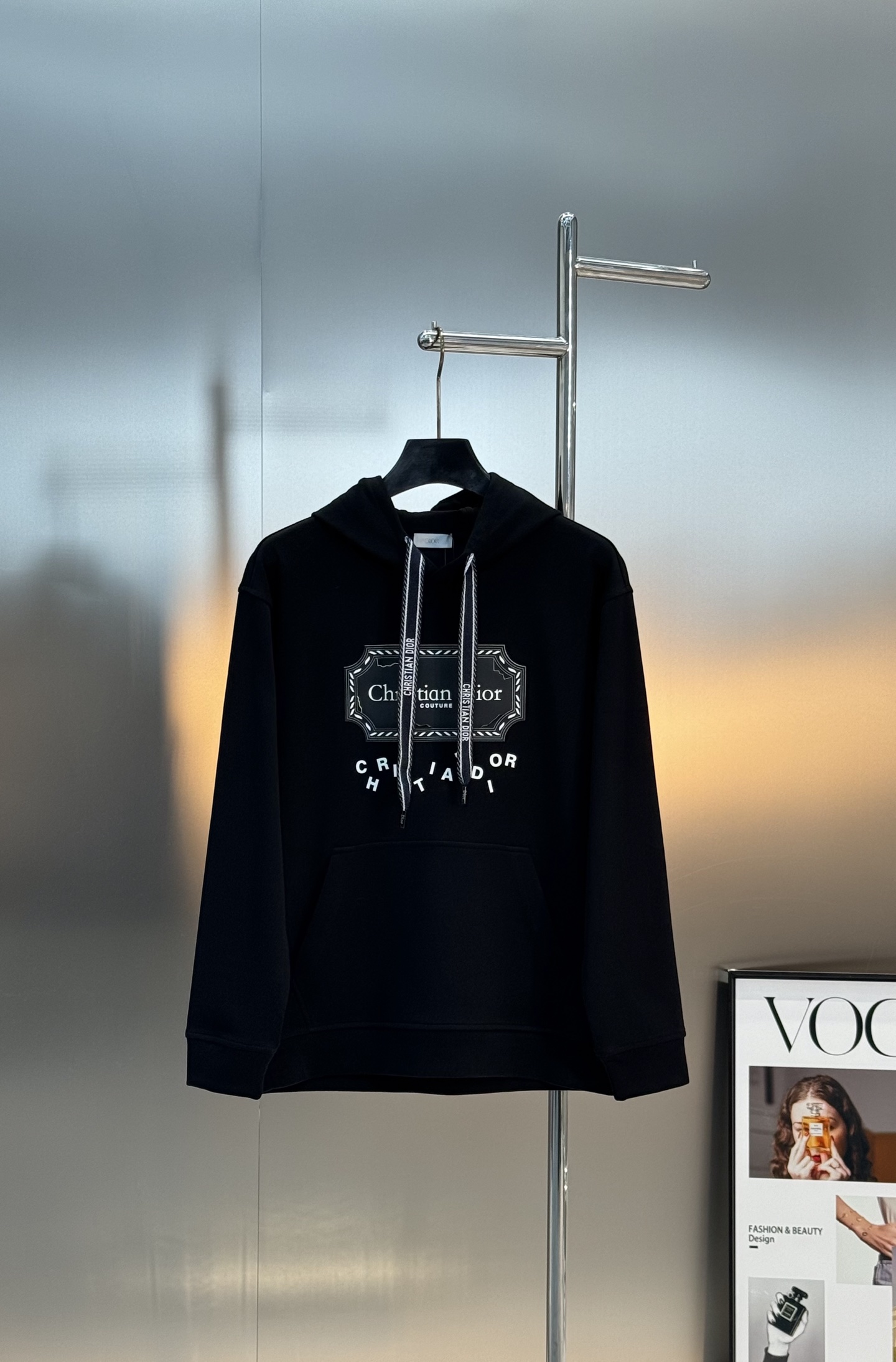 Christian Dior新品天丝连帽卫衣.男女同款！这款Dior连帽卫衣采用柔软天丝棉质面料，舒适又