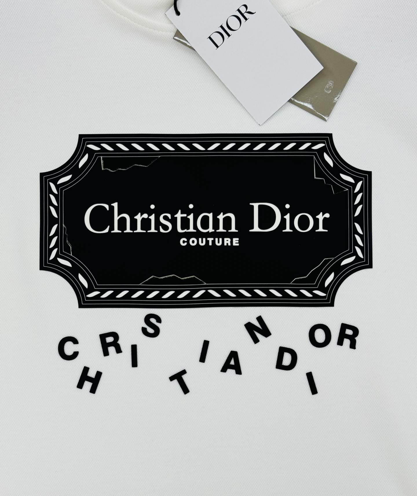 Christian Dior新品天丝连帽卫衣.男女同款！这款Dior连帽卫衣采用柔软天丝棉质面料，舒适又