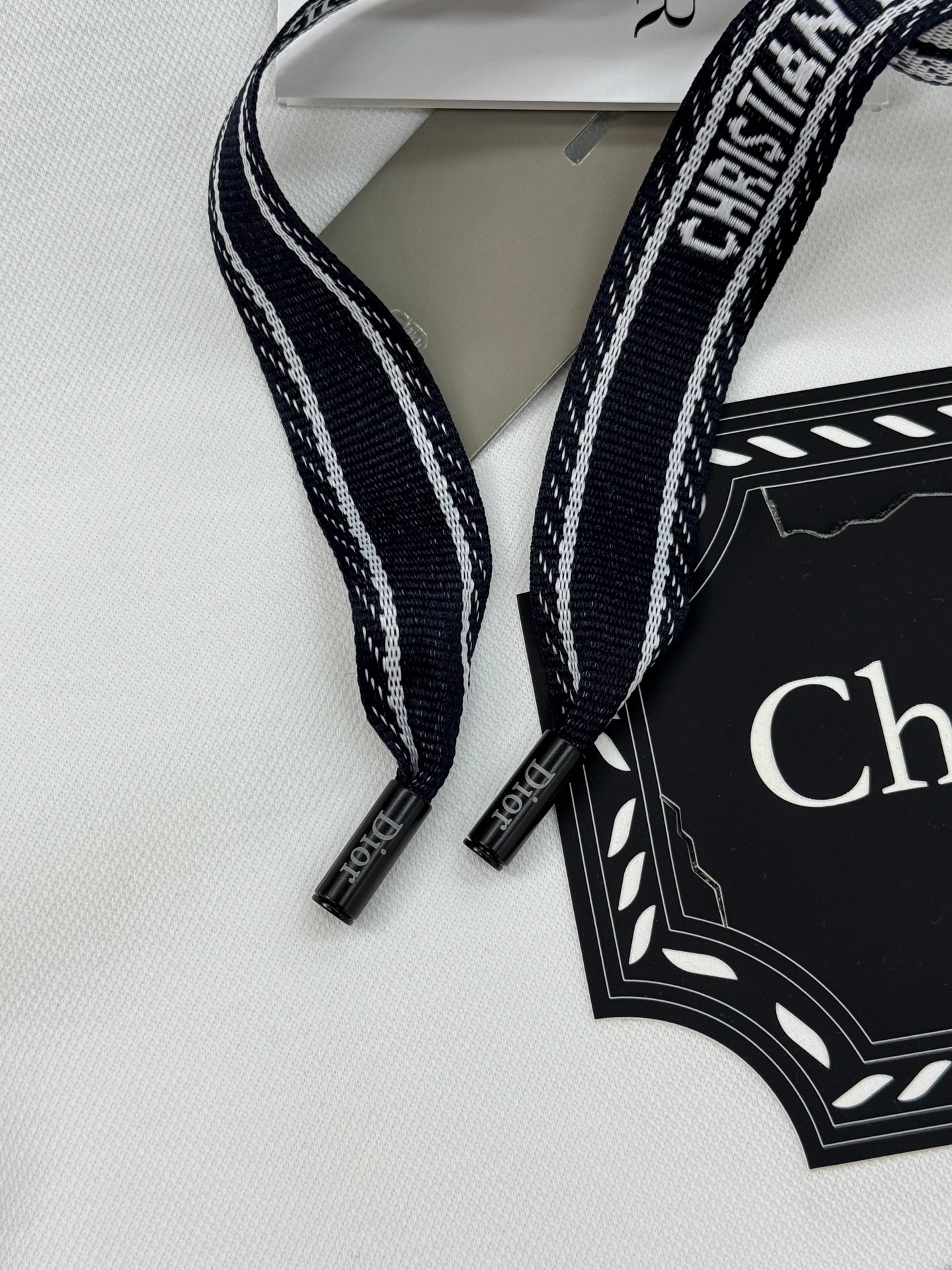 Christian Dior新品天丝连帽卫衣.男女同款！这款Dior连帽卫衣采用柔软天丝棉质面料，舒适又