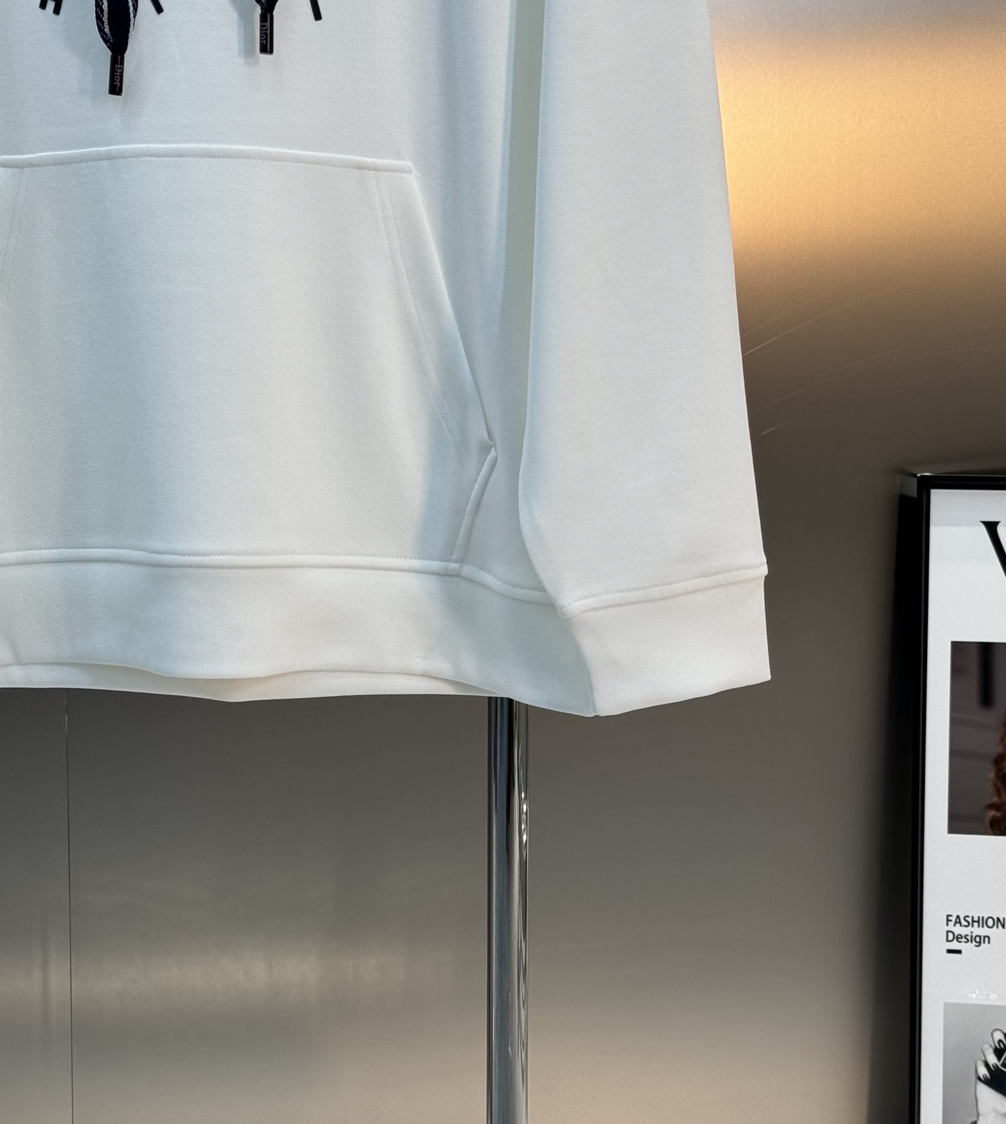 Christian Dior新品天丝连帽卫衣.男女同款！这款Dior连帽卫衣采用柔软天丝棉质面料，舒适又