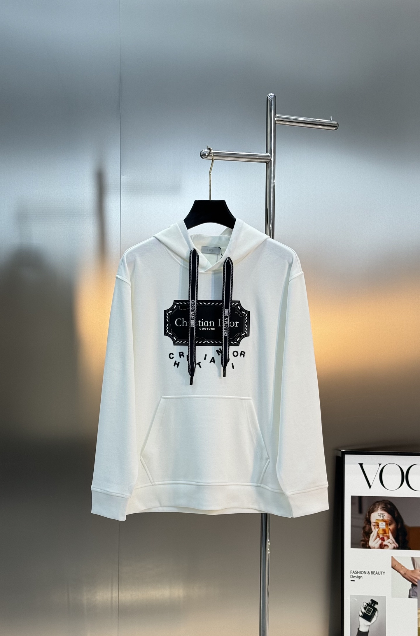 Christian Dior新品天丝连帽卫衣.男女同款！这款Dior连帽卫衣采用柔软天丝棉质面料，舒适又