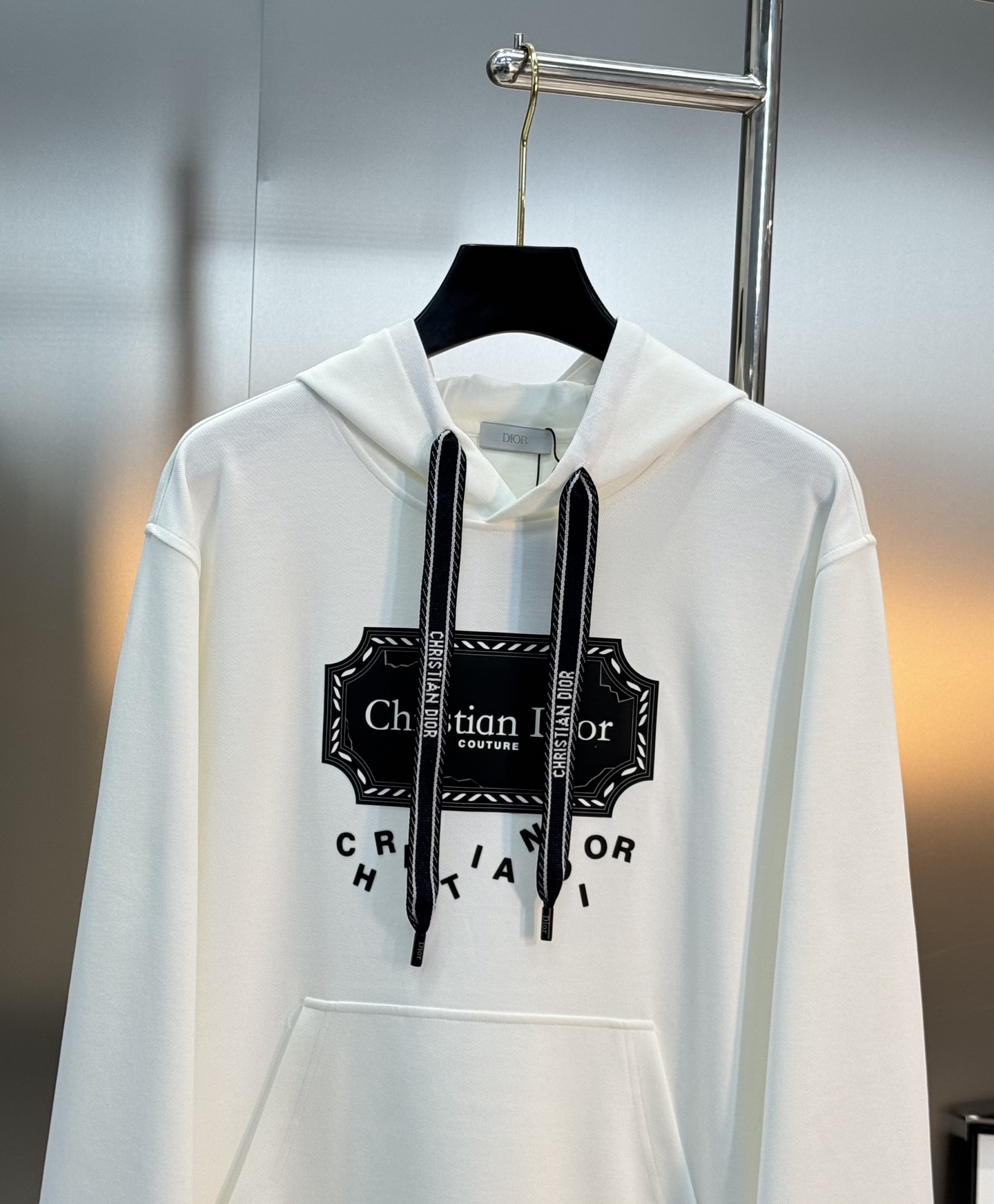 Christian Dior新品天丝连帽卫衣.男女同款！这款Dior连帽卫衣采用柔软天丝棉质面料，舒适又