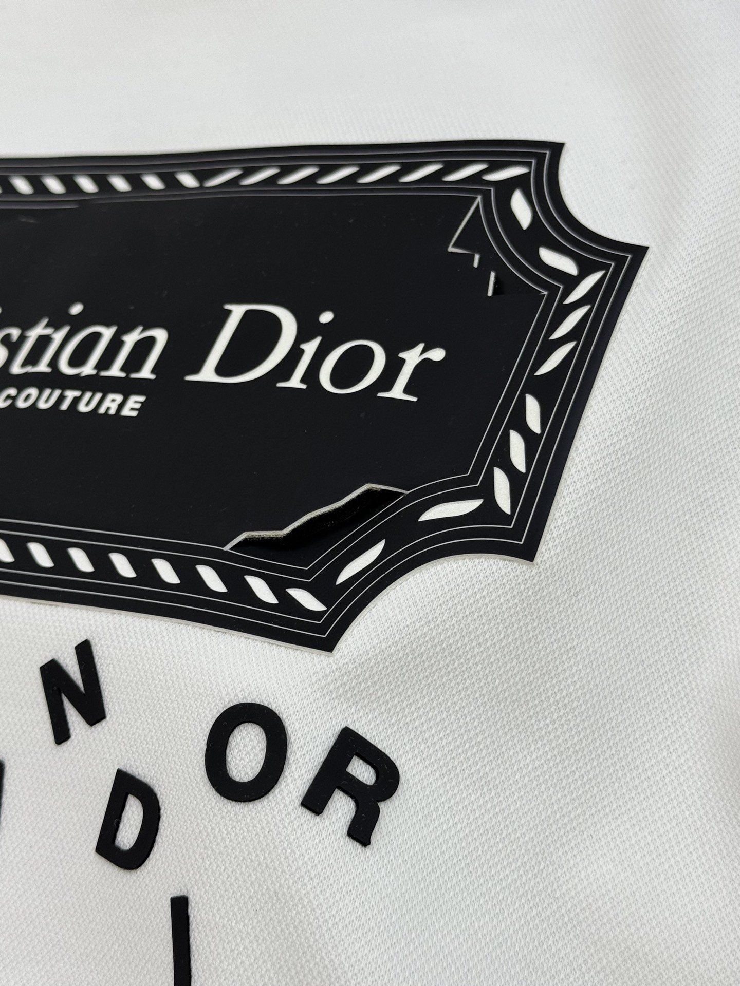 Christian Dior新品天丝连帽卫衣.男女同款！这款Dior连帽卫衣采用柔软天丝棉质面料，舒适又