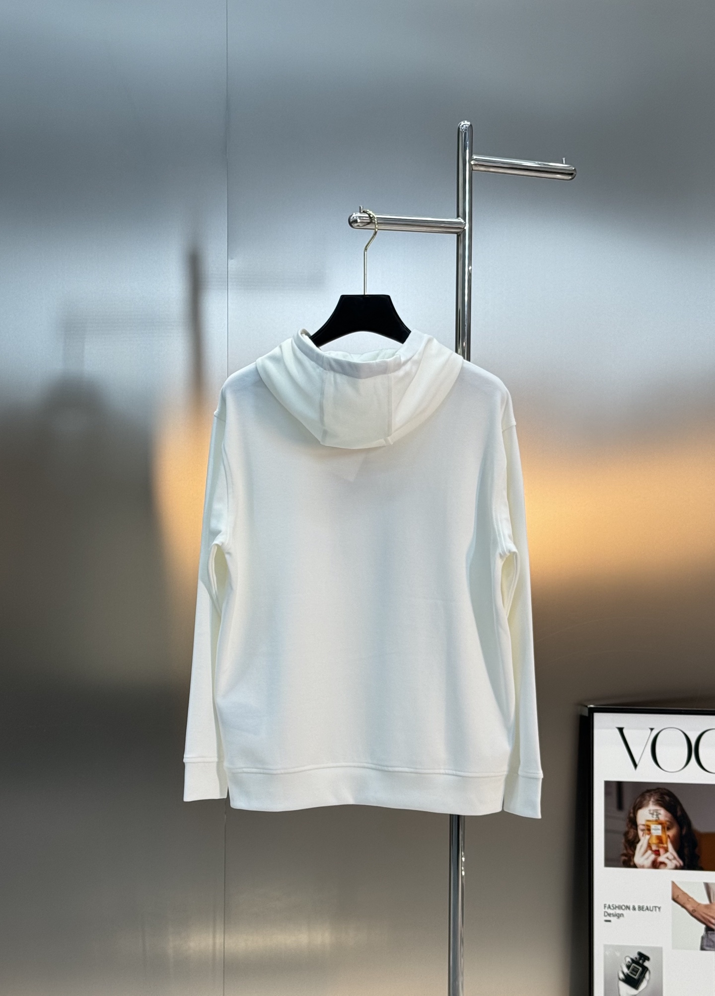 Christian Dior新品天丝连帽卫衣.男女同款！这款Dior连帽卫衣采用柔软天丝棉质面料，舒适又