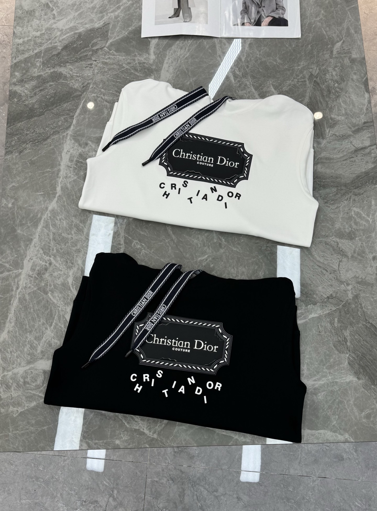 Christian Dior新品天丝连帽卫衣.男女同款！这款Dior连帽卫衣采用柔软天丝棉质面料，舒适又