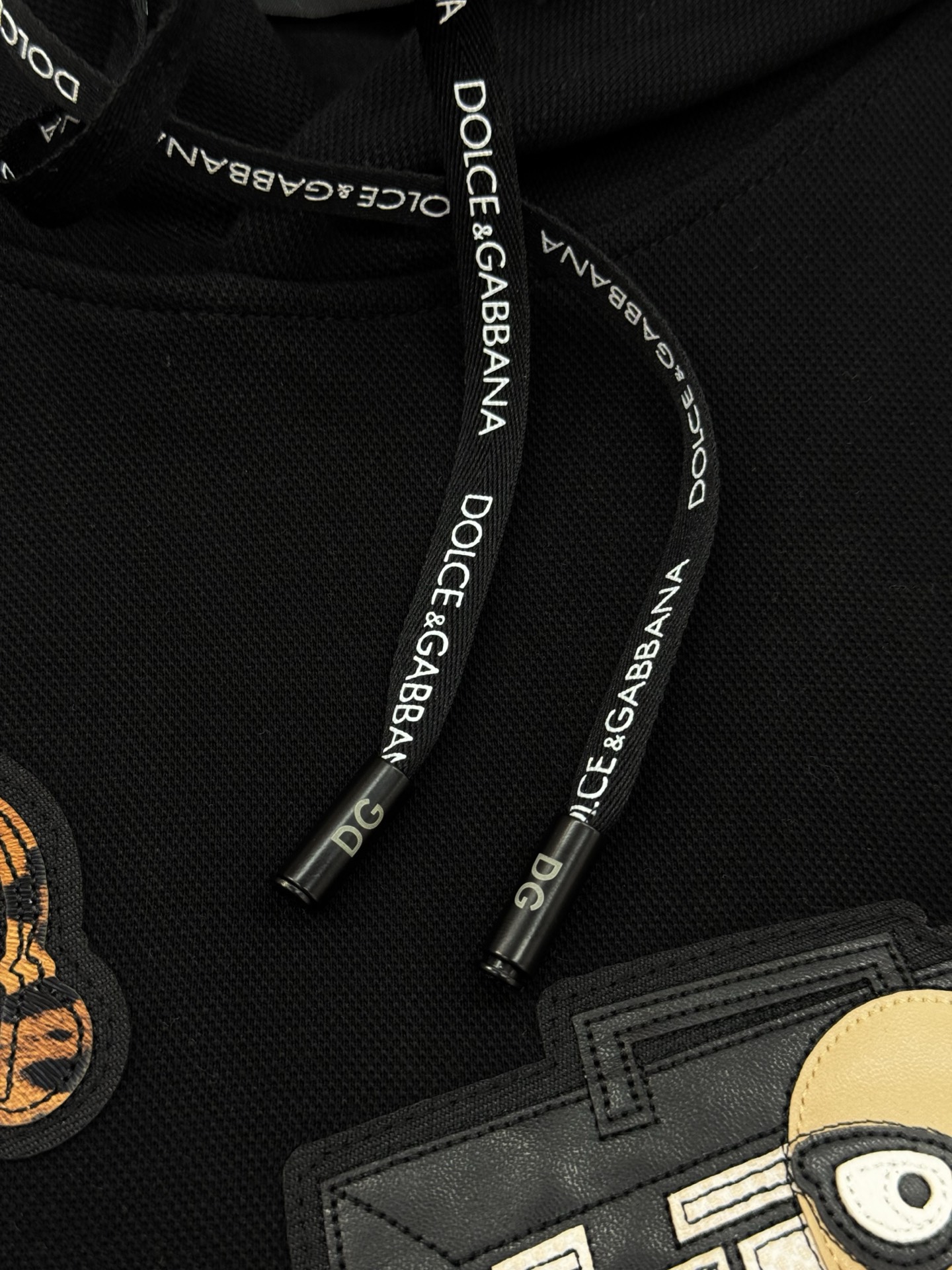 Dolce & Gabbana卡通卫衣.男女同款！这款Dolce & Gabbana卡通印花连帽卫衣，黑