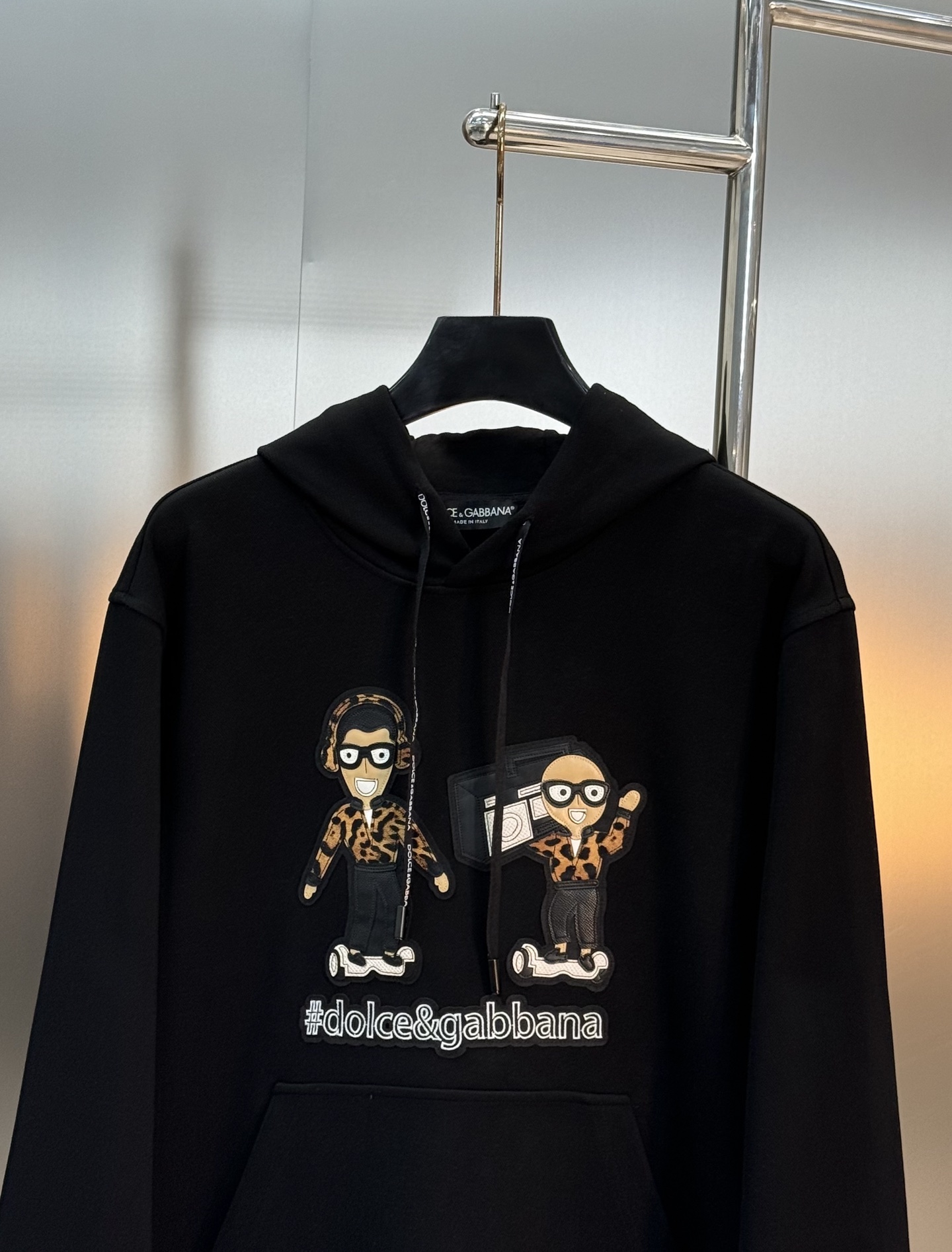 Dolce & Gabbana卡通卫衣.男女同款！这款Dolce & Gabbana卡通印花连帽卫衣，黑