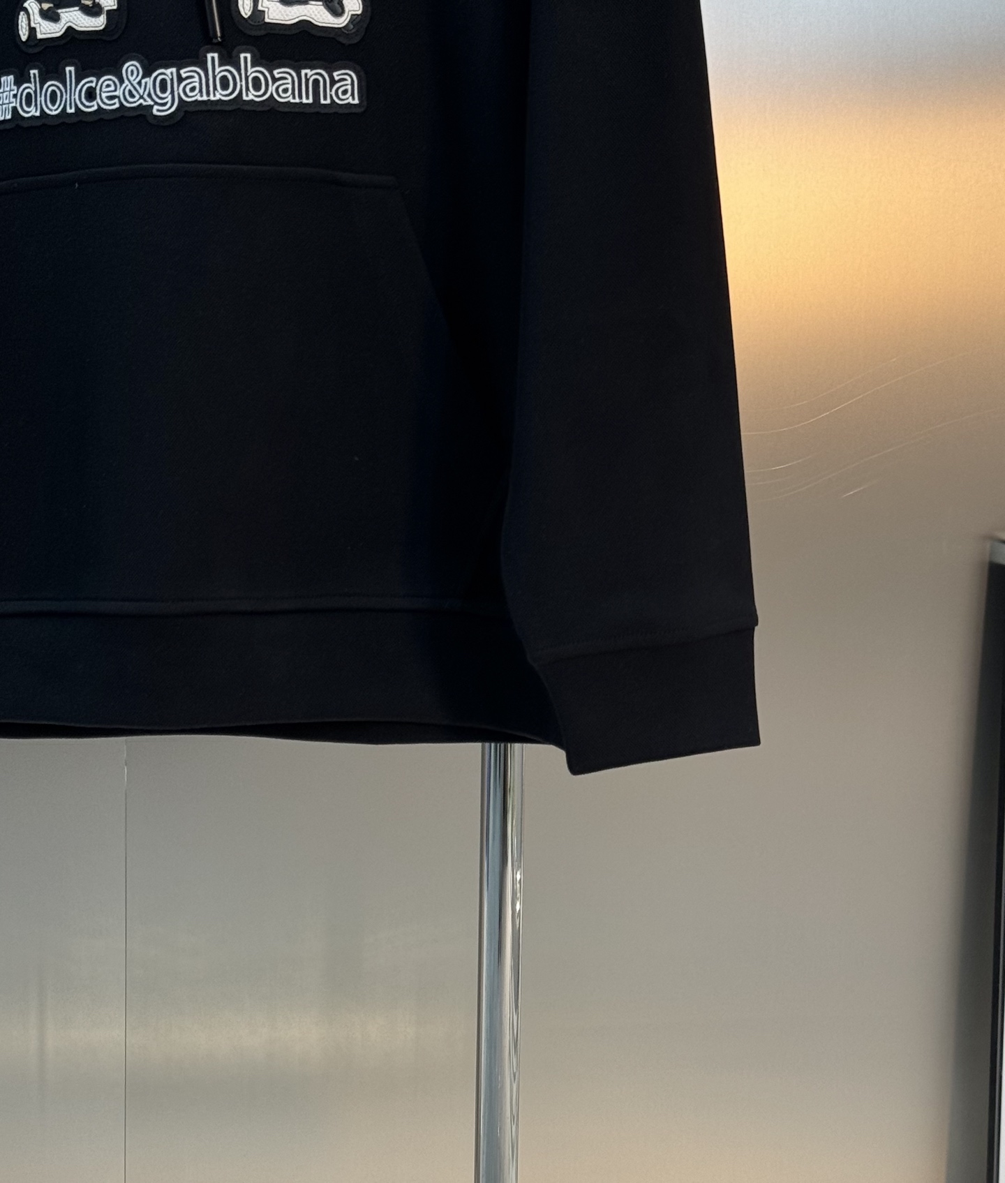 Dolce & Gabbana卡通卫衣.男女同款！这款Dolce & Gabbana卡通印花连帽卫衣，黑