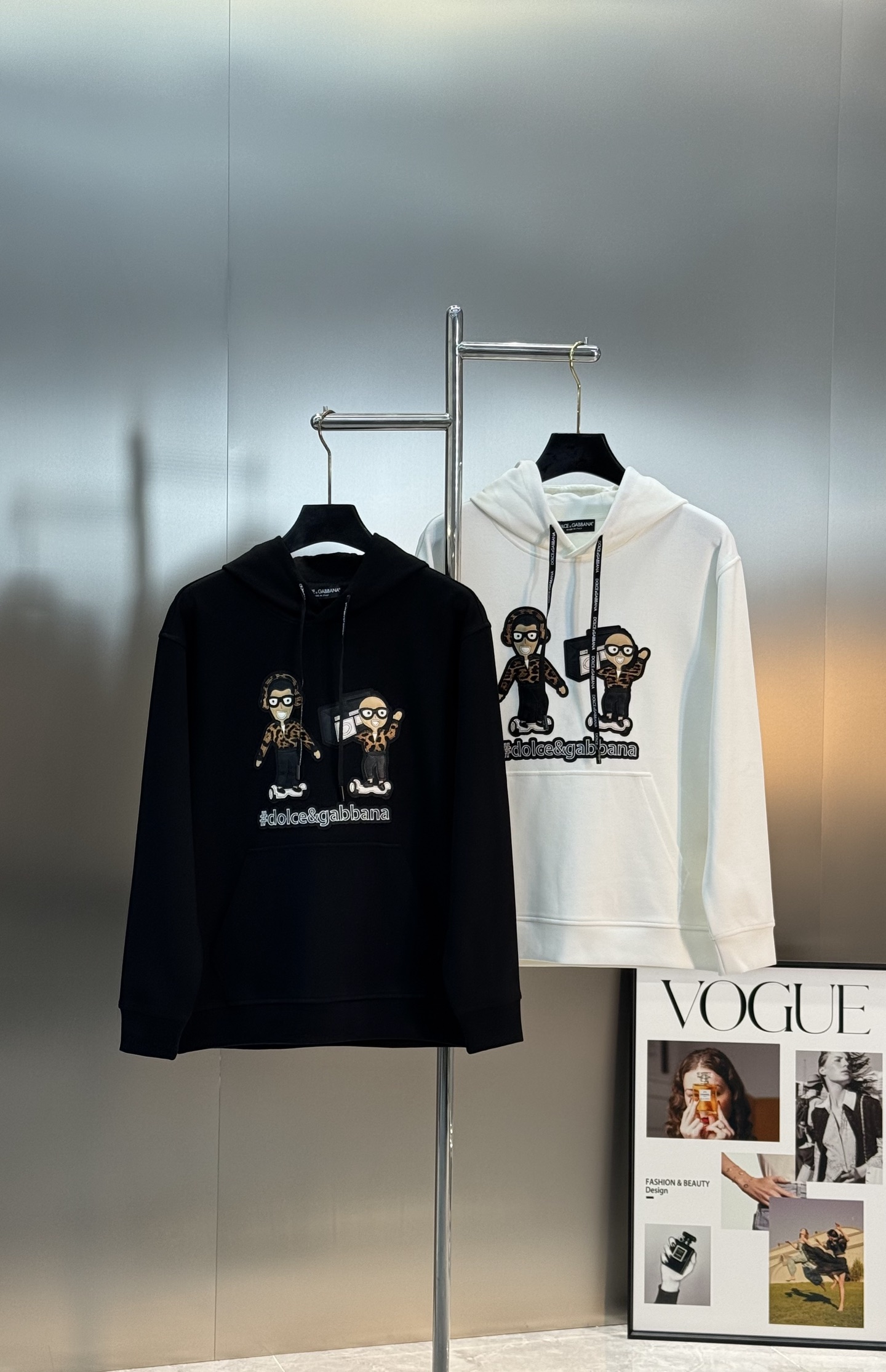 Dolce & Gabbana卡通卫衣.男女同款！这款Dolce & Gabbana卡通印花连帽卫衣，黑