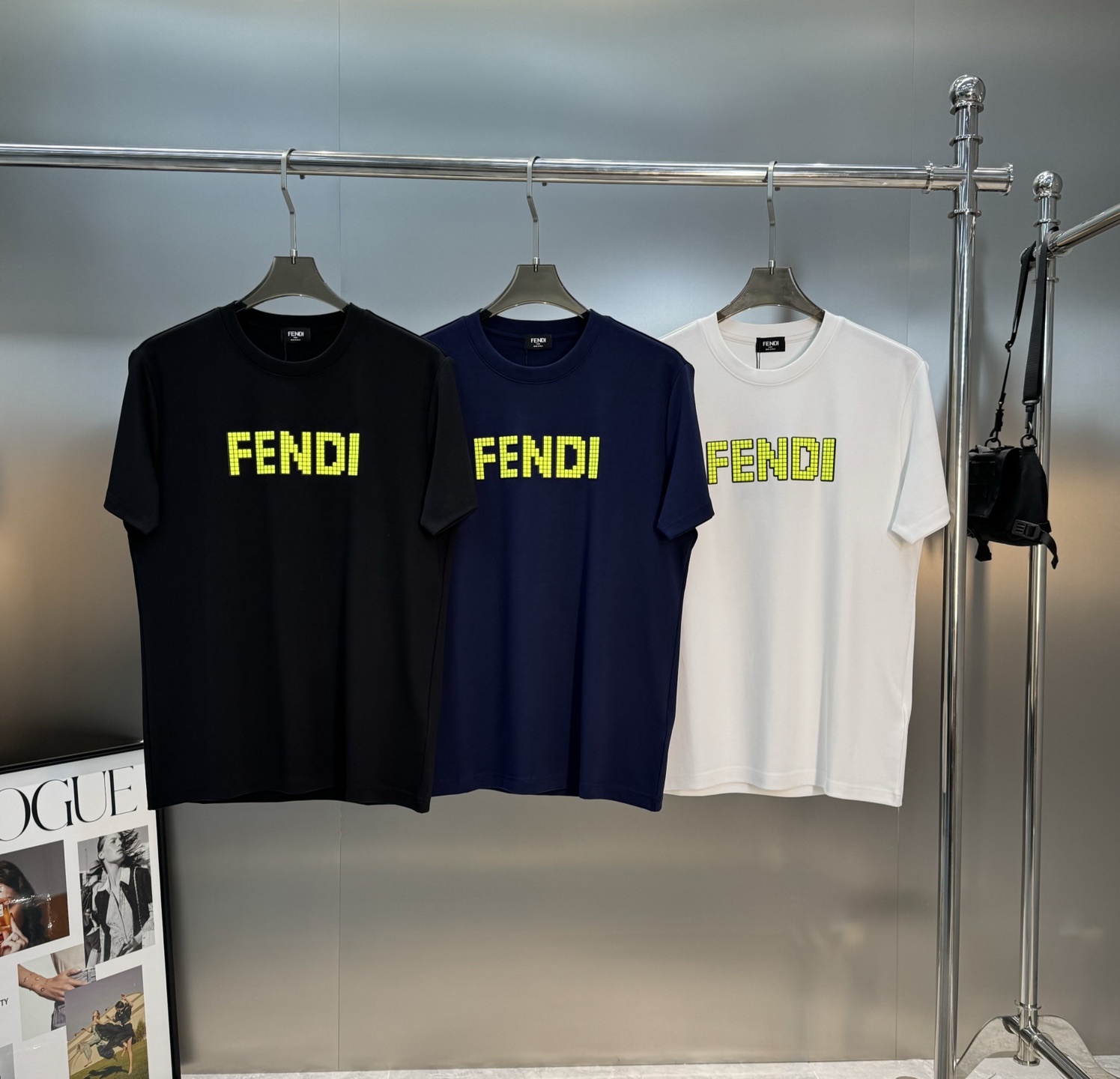 FEND*芬迪新品莫代尔T恤.藏不住的帅气短袖.荧光绿视觉烫画.品牌字母呈现！尤为精湛的做工，非超好看小