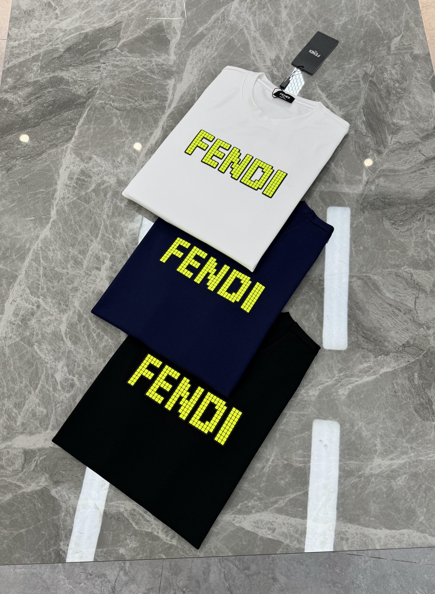 FEND*芬迪新品莫代尔T恤.藏不住的帅气短袖.荧光绿视觉烫画.品牌字母呈现！尤为精湛的做工，非超好看小