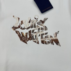 驴牌*新款莫代尔T恤.此款打底衫以基础的版型为框架.胸口采用烫画立体工艺,经典lv三花色彩搭配品牌字母. 驴牌*新款莫代尔T恤.此款打底衫以基础的版型为框架.胸口采用烫画立体工艺,经典lv三花色彩搭配品牌字母.