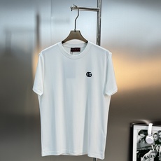 Gucci古齐新品莫代尔T恤.简约基础款!极简经典GG整个造型的亮点.对于gucci的经典演绎.重工3D Gucci古齐新品莫代尔T恤.简约基础款!极简经典GG整个造型的亮点.对于gucci的经典演绎.重工3D