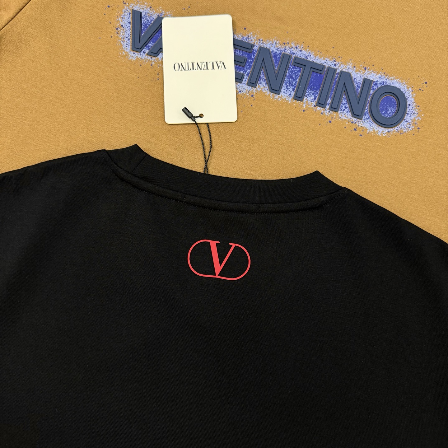 VALENTIN*O华伦天奴新款莫代尔T恤.此款打底衫以基础的版型为框架.胸口采用烫画字母立体红色.蓝色
