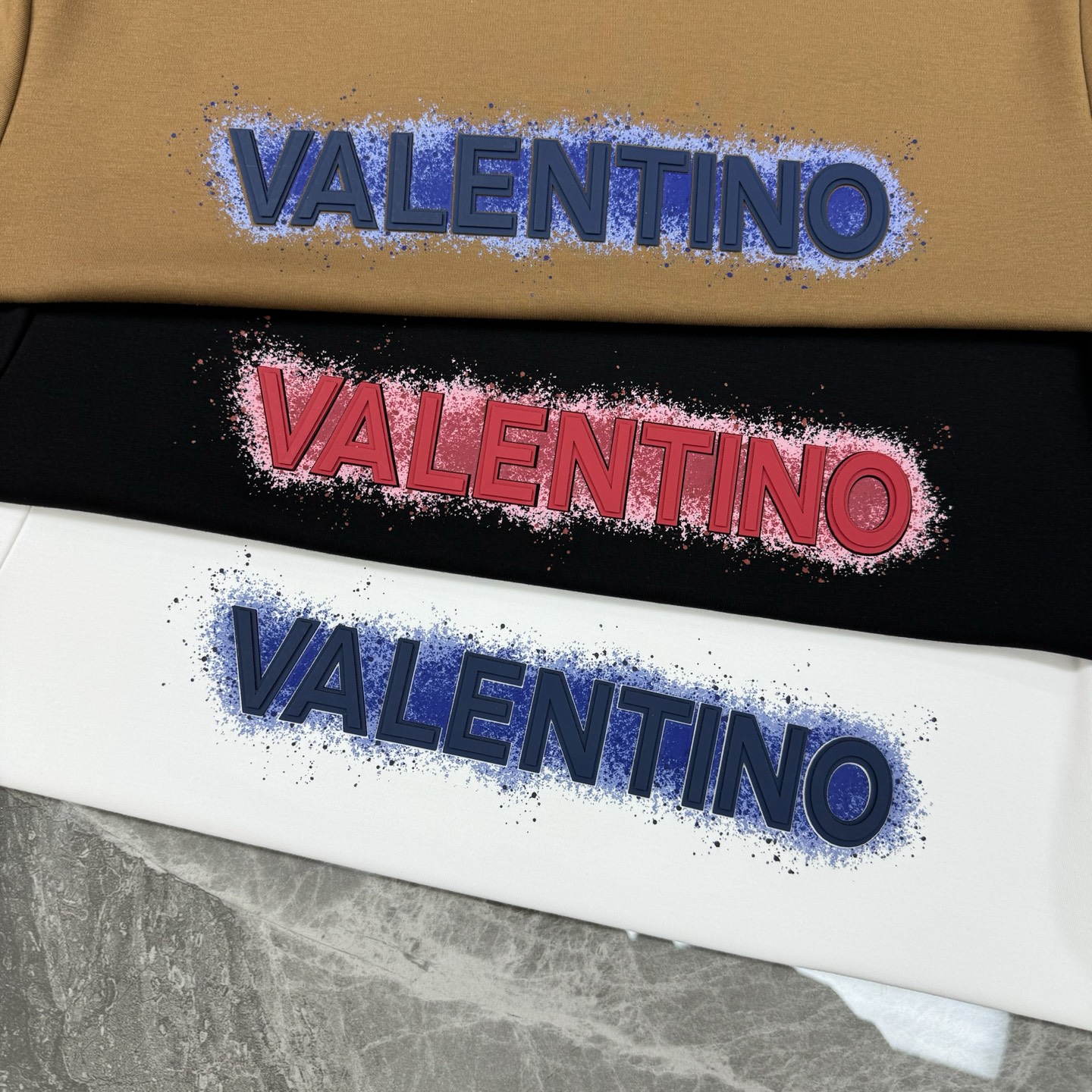 VALENTIN*O华伦天奴新款莫代尔T恤.此款打底衫以基础的版型为框架.胸口采用烫画字母立体红色.蓝色