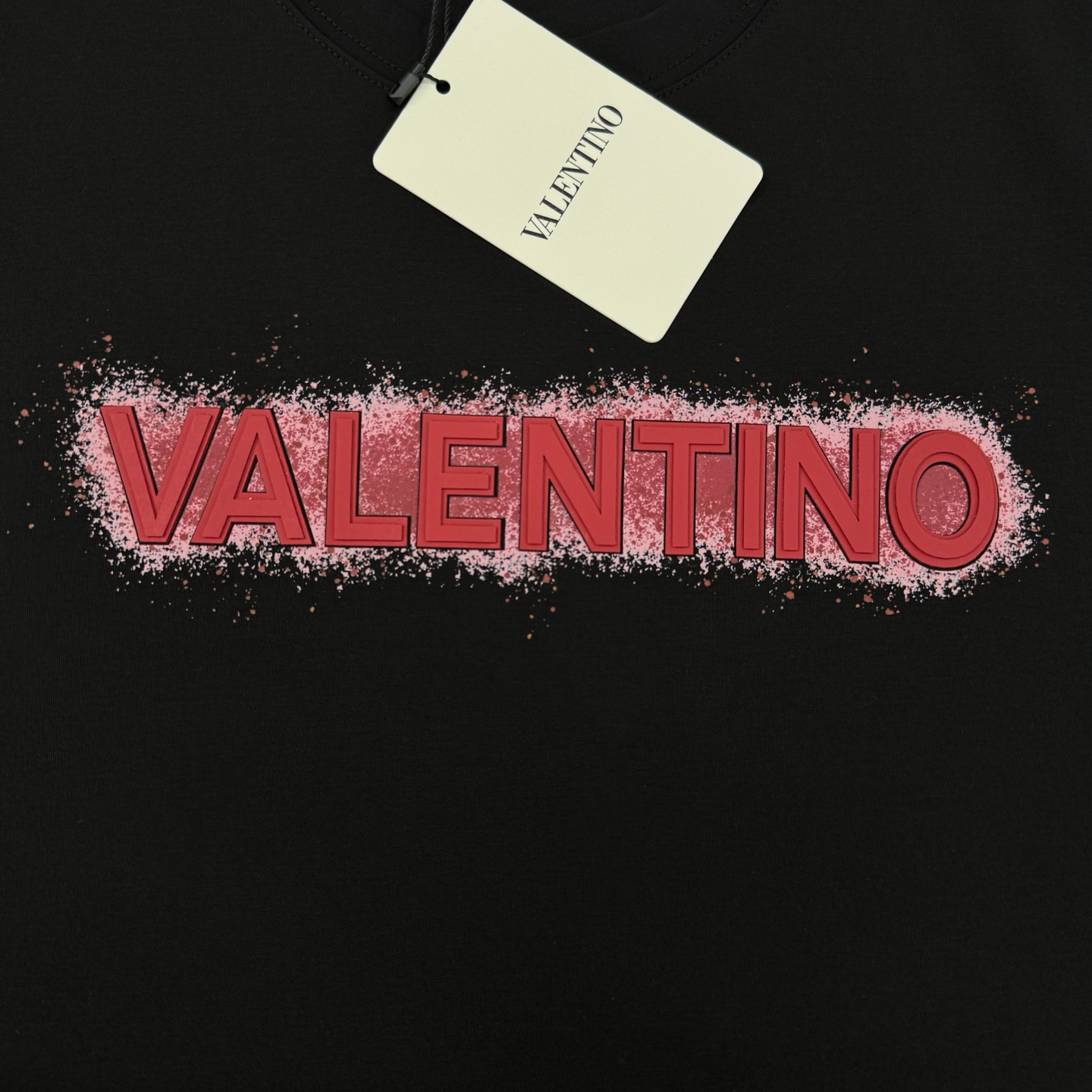 VALENTIN*O华伦天奴新款莫代尔T恤.此款打底衫以基础的版型为框架.胸口采用烫画字母立体红色.蓝色