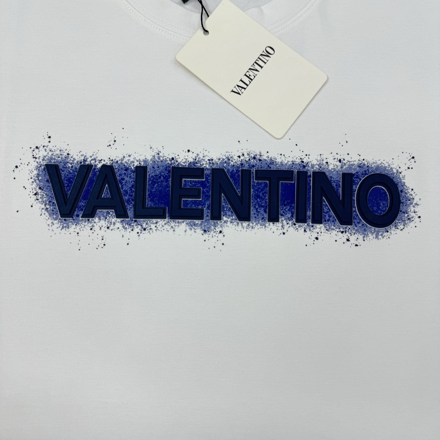VALENTIN*O华伦天奴新款莫代尔T恤.此款打底衫以基础的版型为框架.胸口采用烫画字母立体红色.蓝色