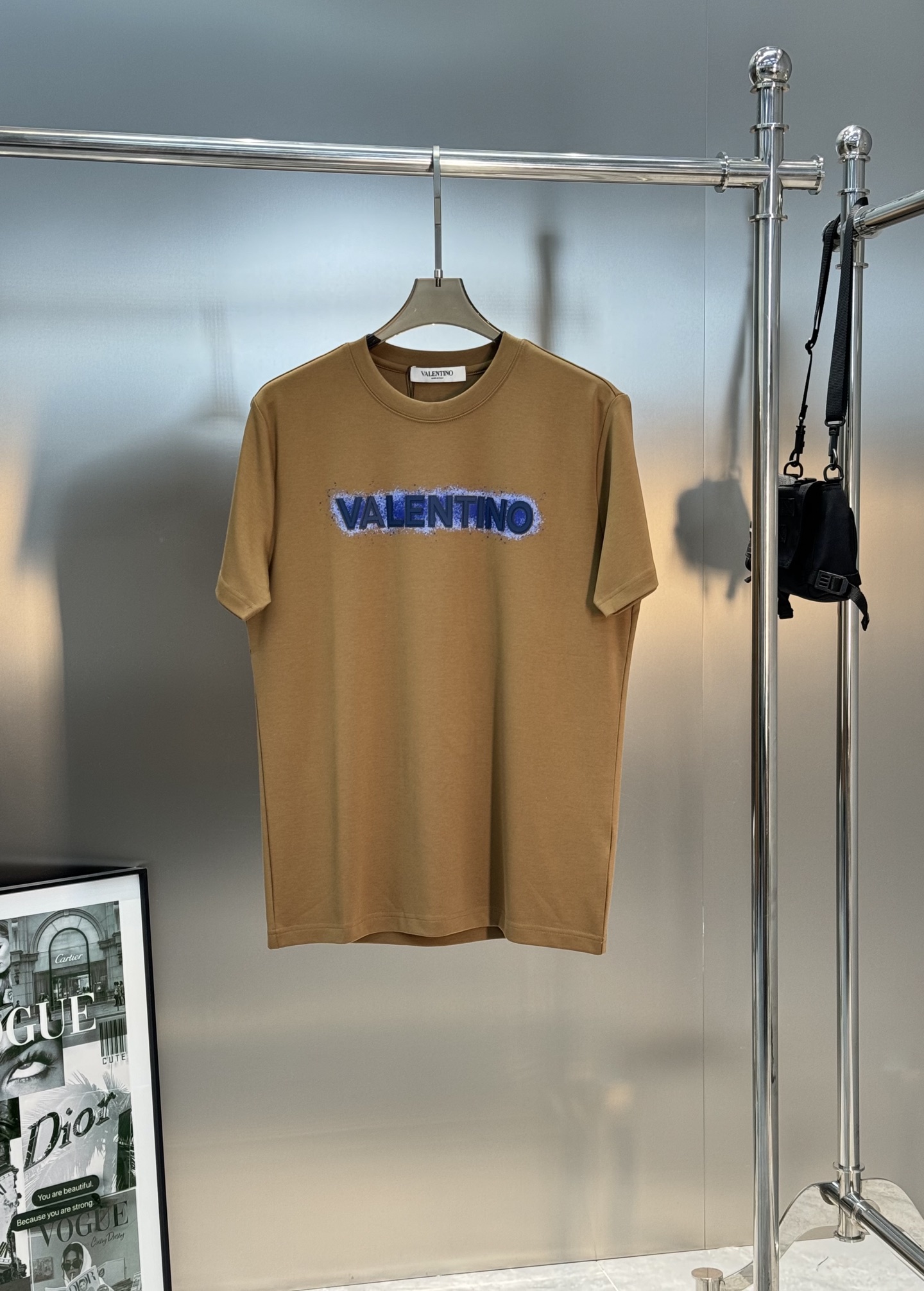 VALENTIN*O华伦天奴新款莫代尔T恤.此款打底衫以基础的版型为框架.胸口采用烫画字母立体红色.蓝色