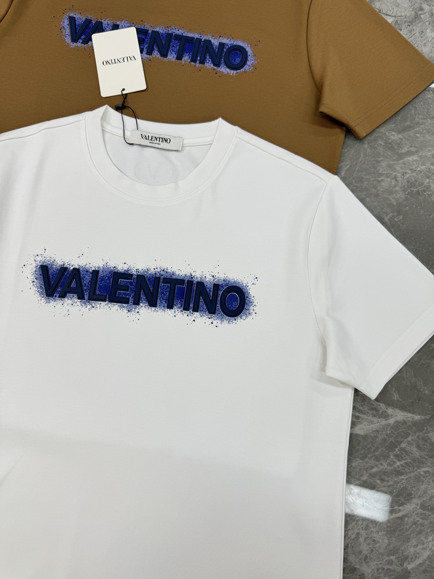 VALENTIN*O华伦天奴新款莫代尔T恤.此款打底衫以基础的版型为框架.胸口采用烫画字母立体红色.蓝色