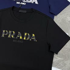 PRADA普拉达新款莫代尔T恤.优秀品质和当代流行元素搭配.胸前质感LOGO超强标签,烫画设计.立体感满 PRADA普拉达新款莫代尔T恤.优秀品质和当代流行元素搭配.胸前质感LOGO超强标签,烫画设计.立体感满