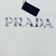 PRADA普拉达新款莫代尔T恤.优秀品质和当代流行元素搭配.胸前质感LOGO超强标签,烫画设计.立体感满 PRADA普拉达新款莫代尔T恤.优秀品质和当代流行元素搭配.胸前质感LOGO超强标签,烫画设计.立体感满