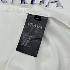 PRADA普拉达新款莫代尔T恤.优秀品质和当代流行元素搭配.胸前质感LOGO超强标签,烫画设计.立体感满 PRADA普拉达新款莫代尔T恤.优秀品质和当代流行元素搭配.胸前质感LOGO超强标签,烫画设计.立体感满