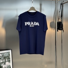 PRADA普拉达新款莫代尔T恤.优秀品质和当代流行元素搭配.胸前质感LOGO超强标签,烫画设计.立体感满 PRADA普拉达新款莫代尔T恤.优秀品质和当代流行元素搭配.胸前质感LOGO超强标签,烫画设计.立体感满