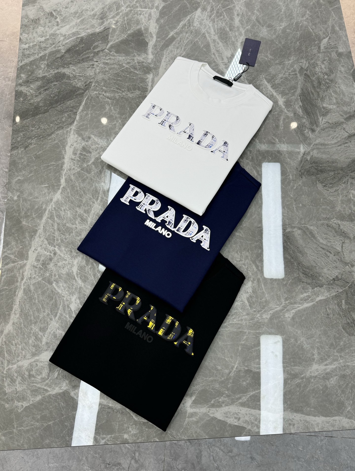PRADA普拉达新款莫代尔T恤.优秀品质和当代流行元素搭配.胸前质感LOGO超强标签，烫画设计.立体感满