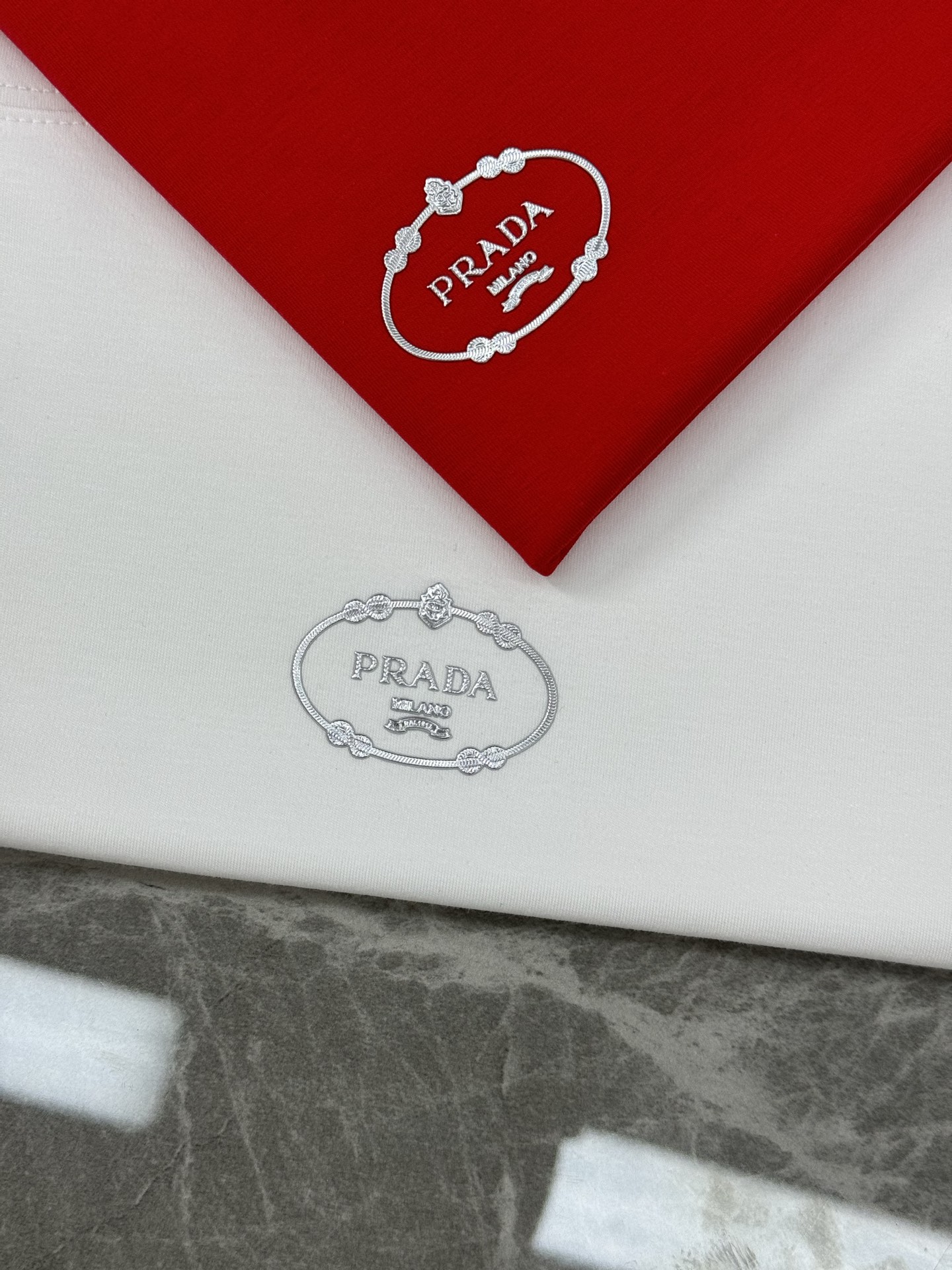 PRAD*普拉达新款莫代尔T恤.优秀品质和当代流行元素搭配.前胸高周波工艺.质感LOGO超强标签，烫画设