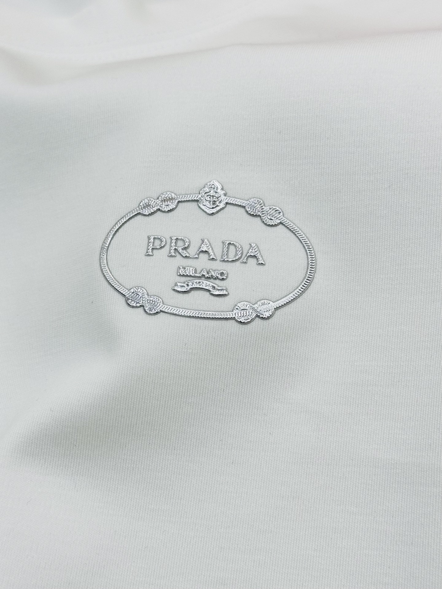 PRAD*普拉达新款莫代尔T恤.优秀品质和当代流行元素搭配.前胸高周波工艺.质感LOGO超强标签，烫画设