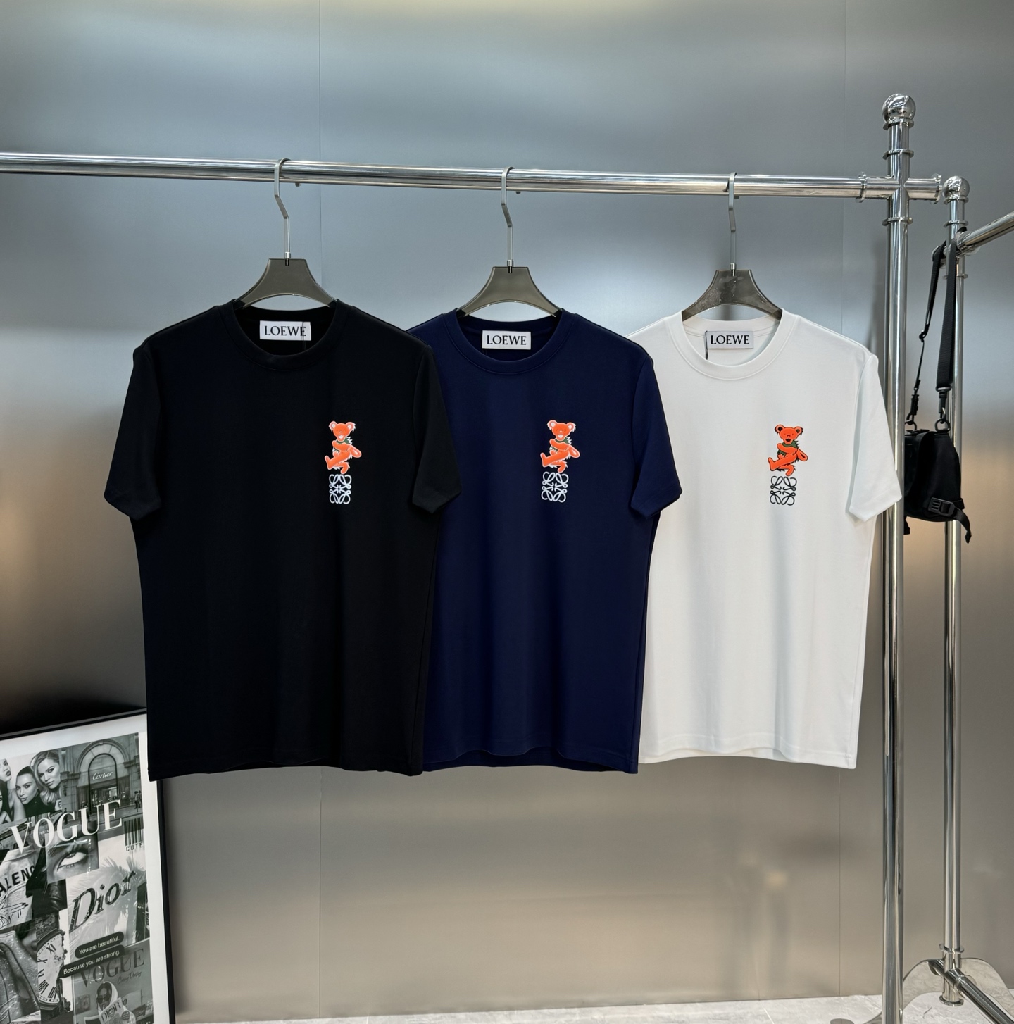 LOEW*E罗意威新款莫代尔T恤.品牌图形小熊造型.高温烫画工艺.简单高级.辨识度颇具鲜明.即丰富了视觉