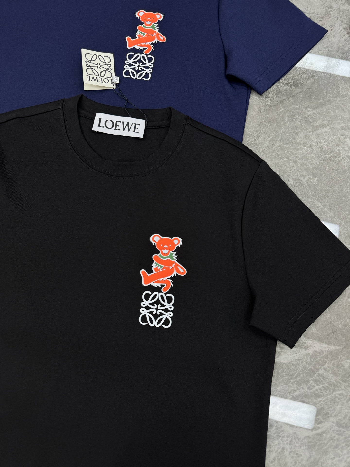 LOEW*E罗意威新款莫代尔T恤.品牌图形小熊造型.高温烫画工艺.简单高级.辨识度颇具鲜明.即丰富了视觉