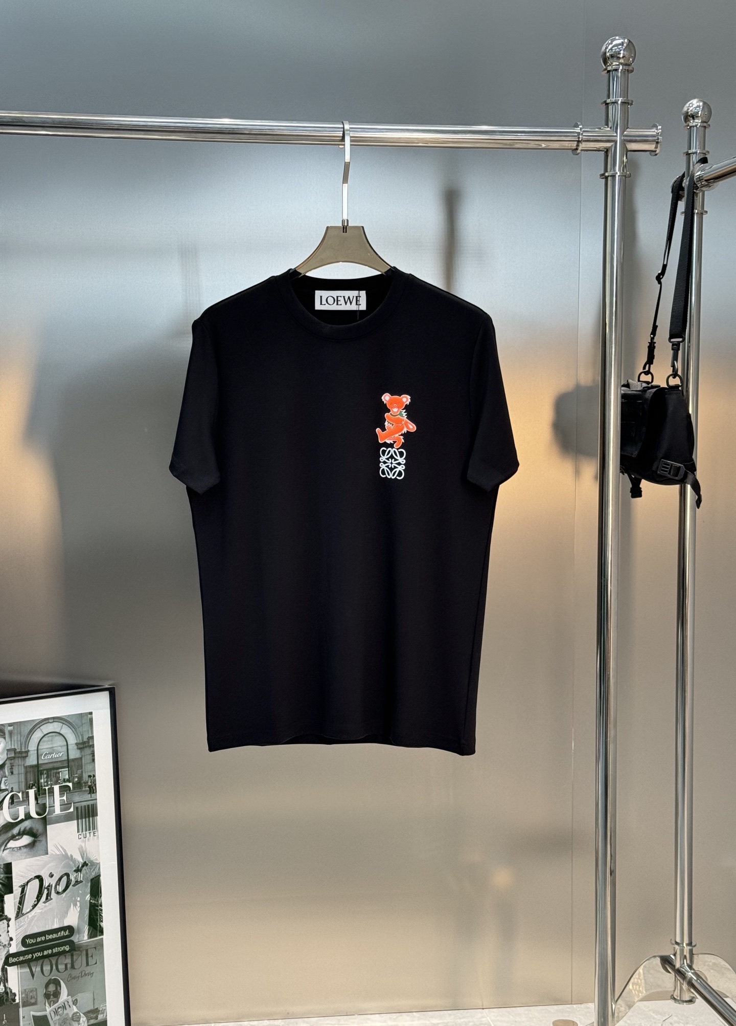 LOEW*E罗意威新款莫代尔T恤.品牌图形小熊造型.高温烫画工艺.简单高级.辨识度颇具鲜明.即丰富了视觉