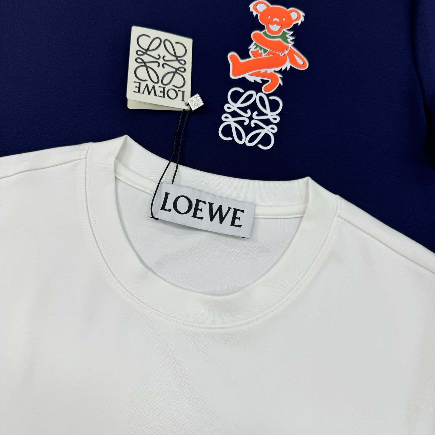 LOEW*E罗意威新款莫代尔T恤.品牌图形小熊造型.高温烫画工艺.简单高级.辨识度颇具鲜明.即丰富了视觉